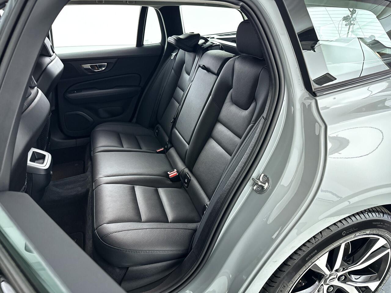 Volvo V60 B4 Aut. Plus Dark | Parkeercamera | Stoel- en stuurverwarming | Trekhaak