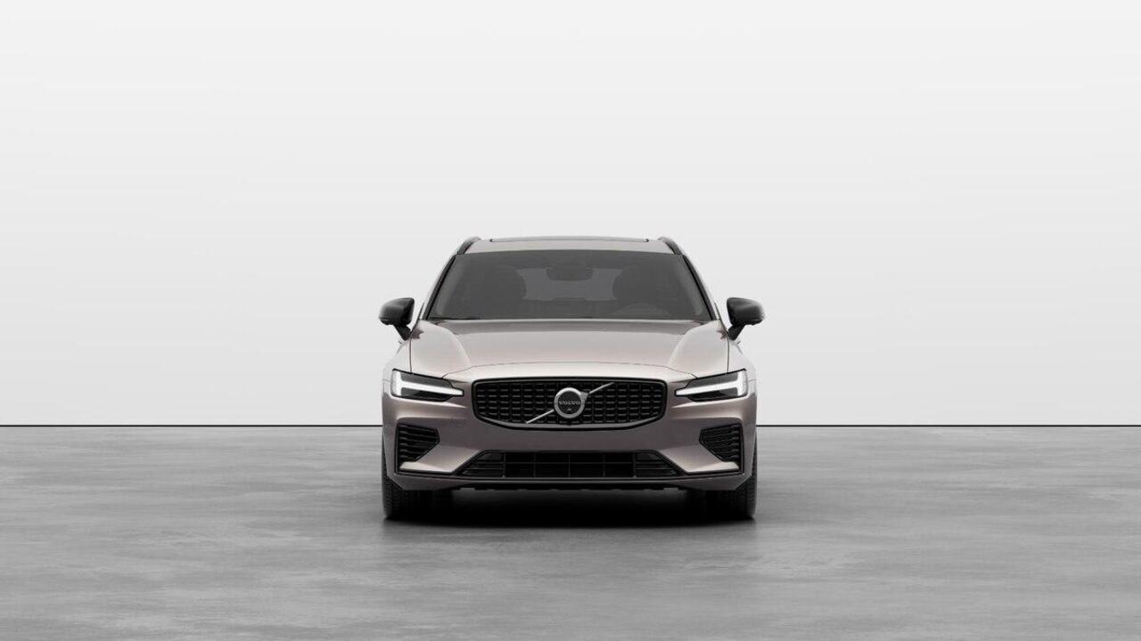 Volvo V60 T8 Plug-in hybrid AWD Plus Perform. Ed. Dark | Dec. 2025 Leverbaar | Panoramisch Schuif-/Kanteldak | Polestar Performance | Adaptieve Cruise Control | BLIS | 360 Graden Camera | Extra Getint Glas | 19 Inch Lichtmetalen velgen | Harman Kardon Premium Sound