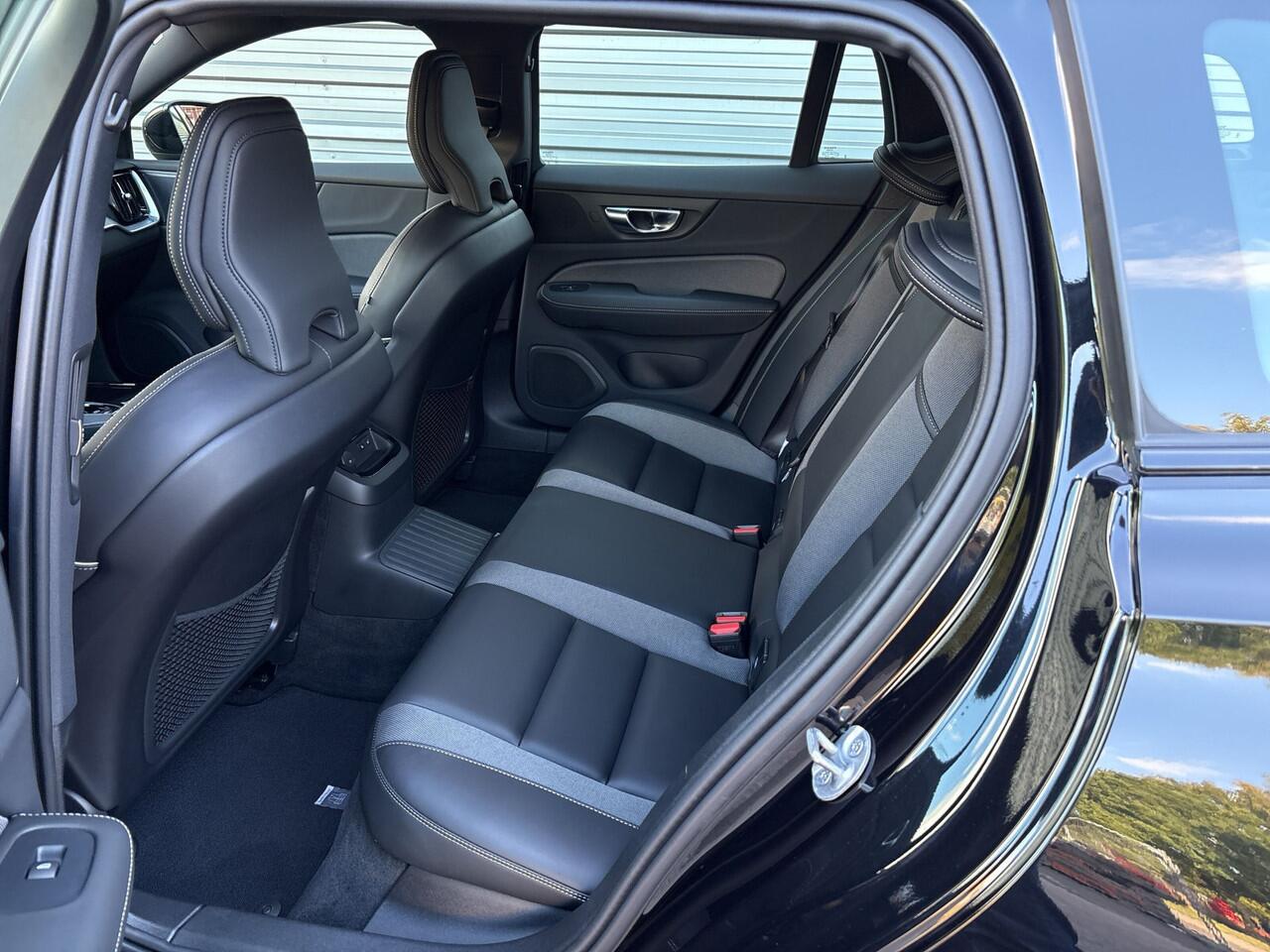 Volvo V60 2.0 T6 Plug-in hybrid AWD Plus Dark / 360° Camera / Blis / Harman Kardon Premium /