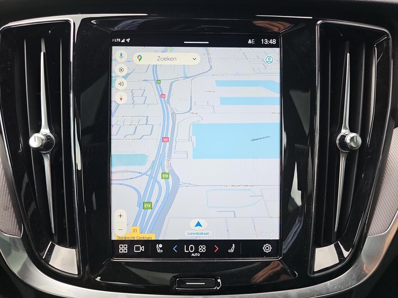 Volvo V60 2.0 T6 Plug-in hybrid AWD Plus Dark | Harman/Kardon Audio | 360 graden camera | Trekhaak | Sportstoelen |