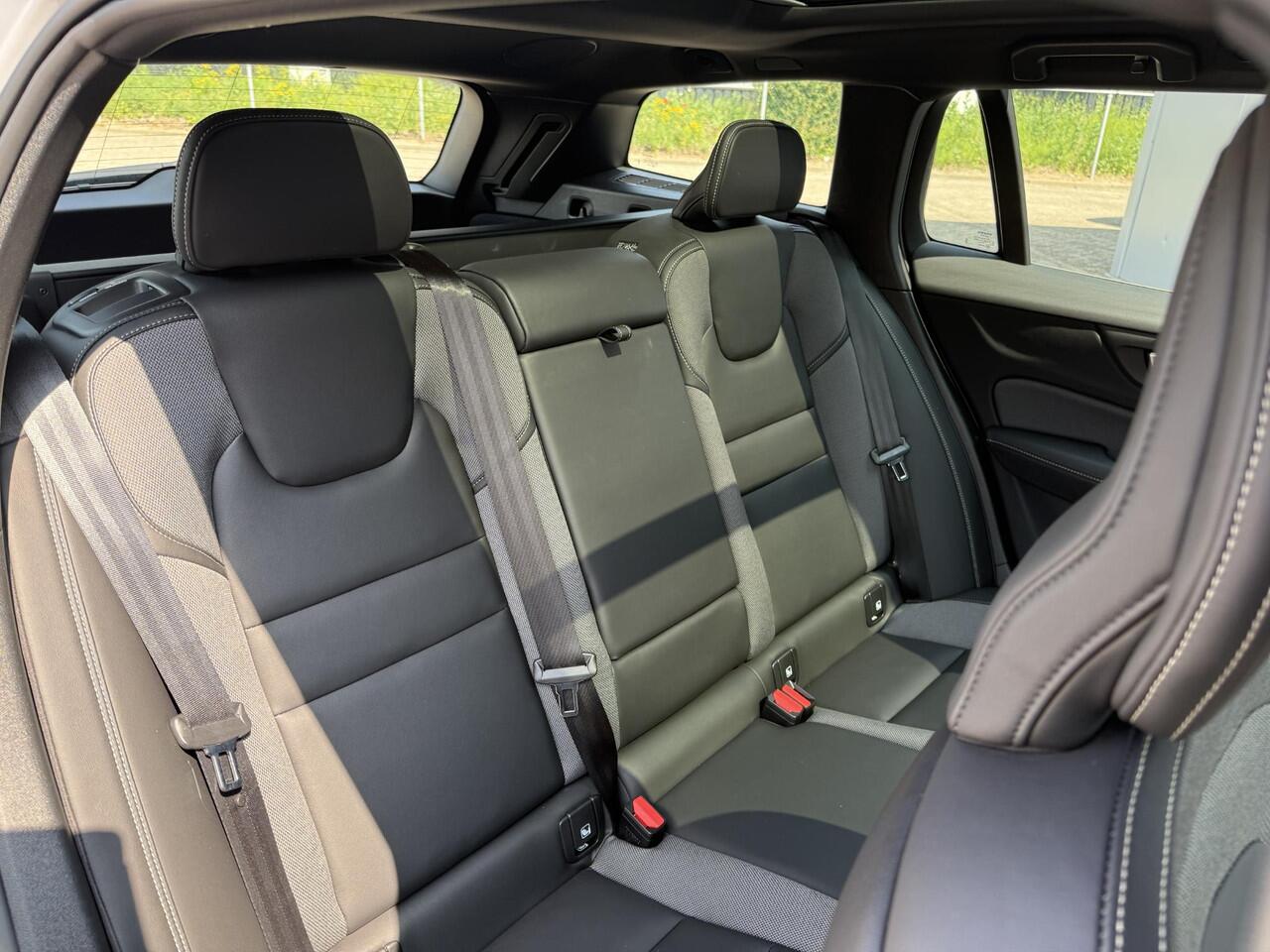 Volvo V60 T6 Automaat Recharge Plus Dark | Panoramadak met schuif-/kantelfunctie | Trekhaak | Premium audio by Harman Kardon | 360 Graden Camera | Verwarmde Voorstoelen En Achterbank | Verwarmbare Voorruit