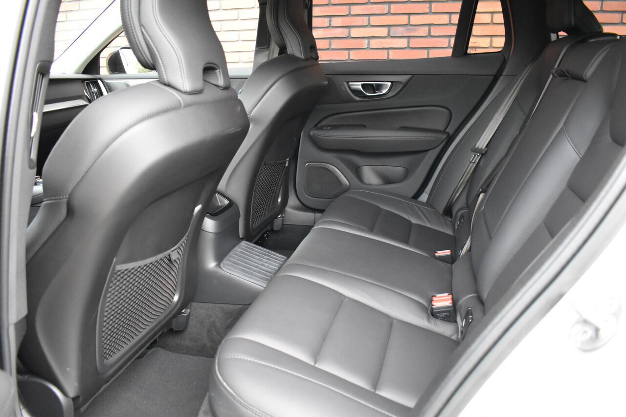 Volvo V60 T6 350PK Plug-in Hybrid AWD Plus Dark | Harman/Kardon | Lichtmetalen velgen 19" |