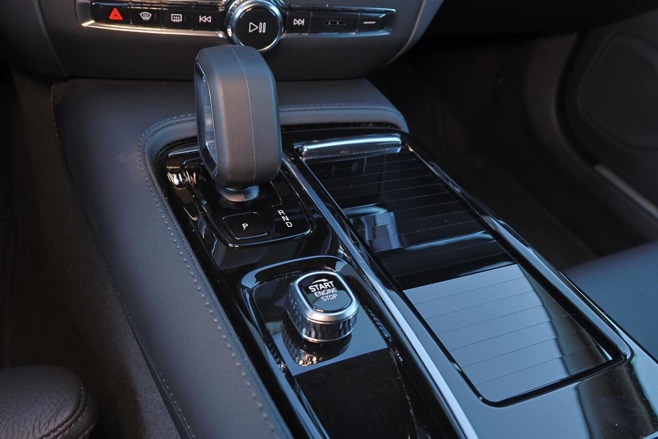 Volvo V60 T6 Recharge AWD Plus Dark - IntelliSafe Assist & Surround - 360º Camera - Harman/Kardon audio - Adaptieve LED koplampen - Verwarmde voorstoelen, stuur & achterbank - Parkeersensoren voor & achter - Elektr. bedienb. voorstoelen met geheugen - Extra getint 