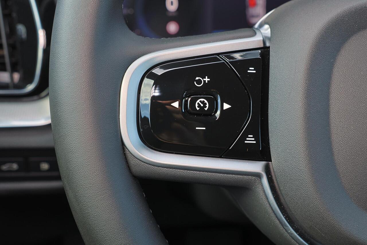 Volvo V60 T6 Recharge AWD Plus Dark - IntelliSafe Assist & Surround - 360º Camera - Harman/Kardon audio - Verwarmde voorstoelen, stuur & achterbank - Parkeersensoren voor & achter - Elektr. bedienb. voorstoelen met geheugen - Elektr. inklapbare trekhaak - 18' LMV