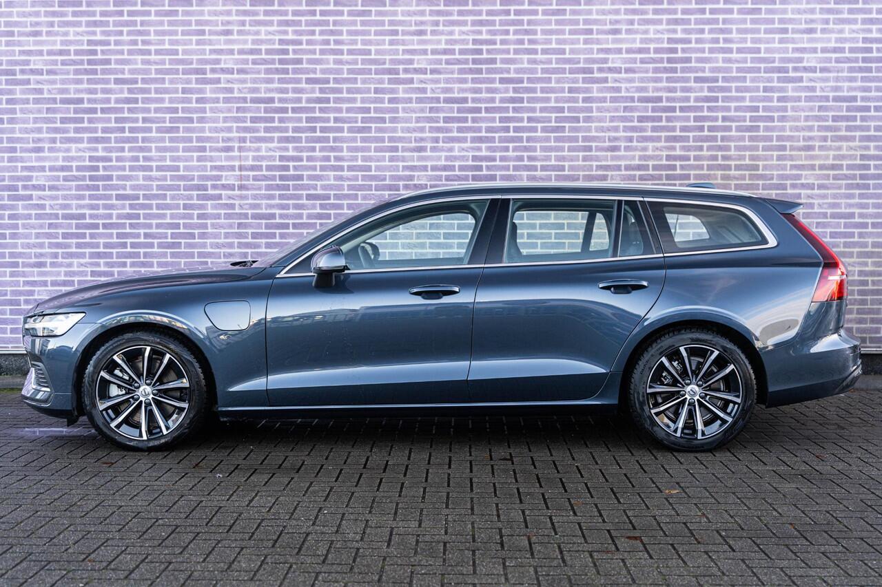 Volvo V60 2.0 T6 Plug-in hybrid AWD Essential Bright | Trekhaak | Stoel- / Stuurverwarming | Adaptive Cruise Control | Parkeercamera | Google | Carplay | Volvo On Call |