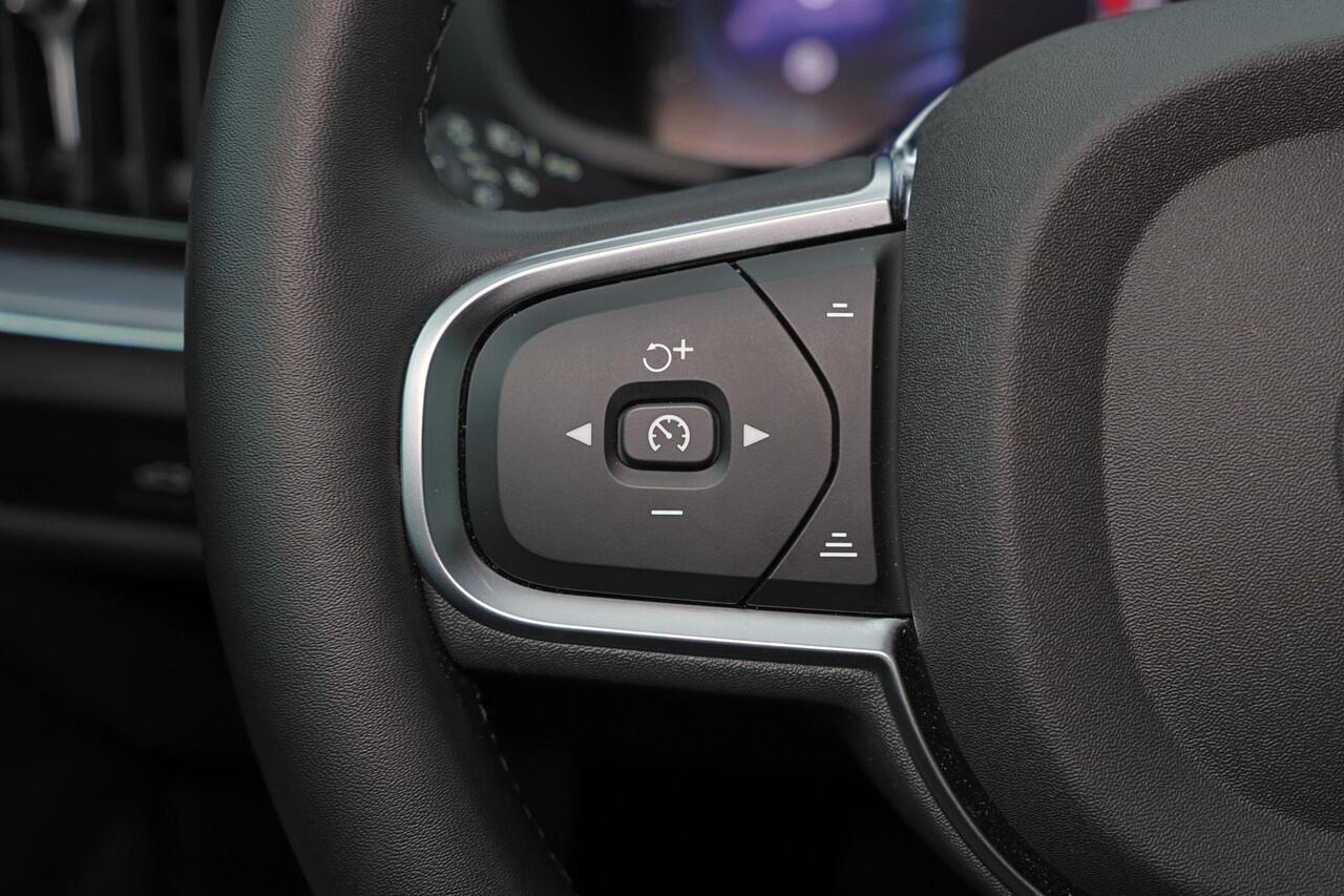 Volvo V60 T6 Recharge AWD Core - Parkeercamera achter - Verwarmde voorstoelen, stuur & achterbank - Parkeersensoren voor & achter - Cruise control - High Performance audio - Extra getint glas - 18' LMV