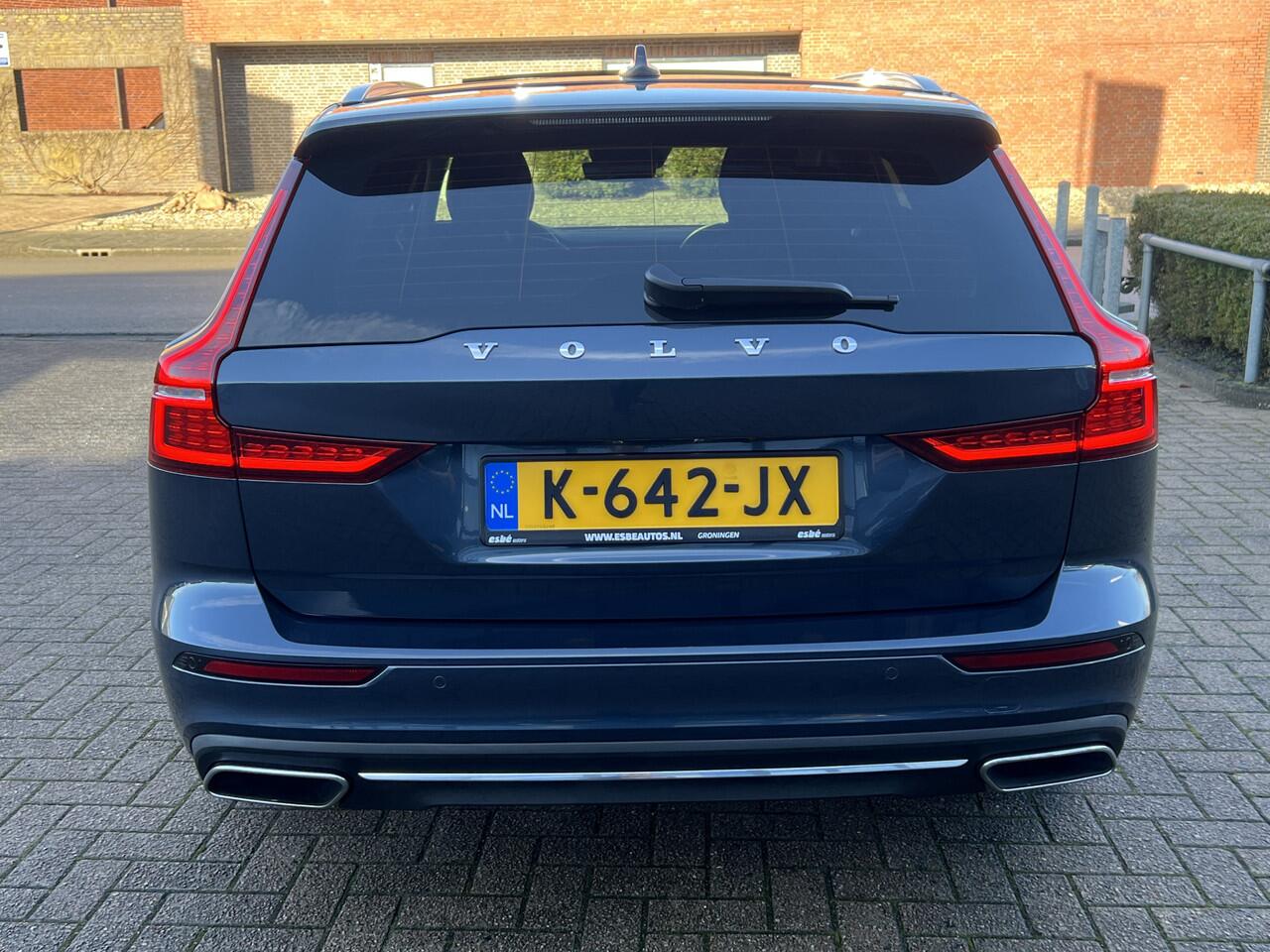 Volvo V60 2.0 B3 INSCRIPTION Trekhaak Panoramadak Harman Kardon Audio Navi Pilot Assist ACC Blis Leder Elek Stoel Carplay Getint Glas Automaat MHEV NL Auto 1e Eigenaar "Orrefors" Kristal Pook
