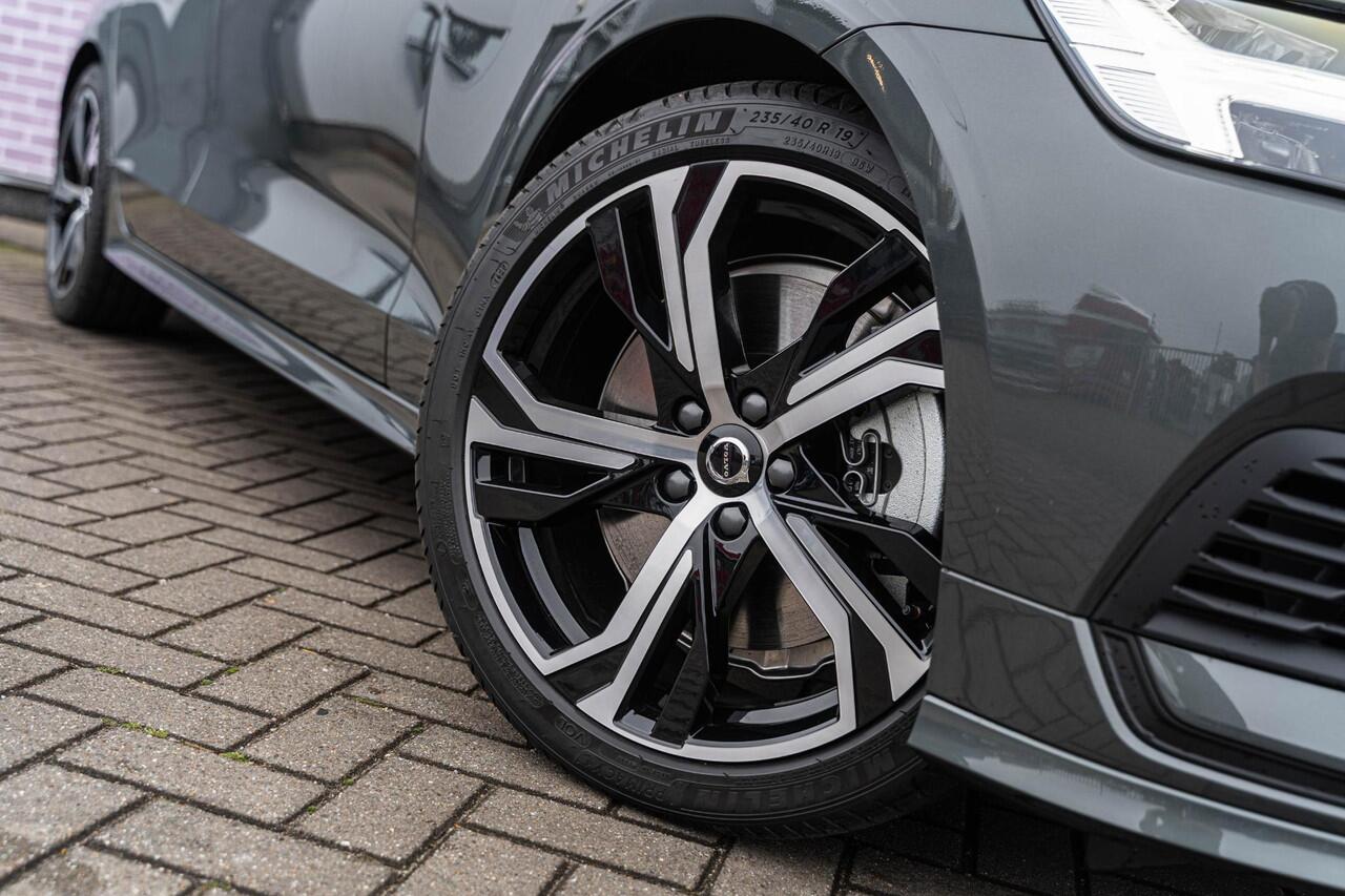 Volvo V60 2.0 T6 Plug-in hybrid AWD Essential | Sport Pack | Styling Kit | Stoel- / Stuurverwarming | Adaptive Cruise Control | Leder Interieur | getint glas | Dodehoekdetectie | Google | 19" | Forest Lake | MY 2026
