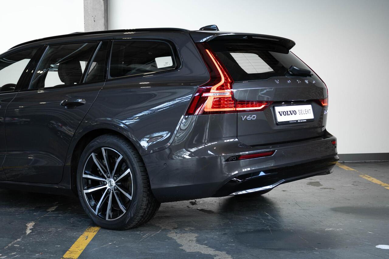 Volvo V60 2.0 T6 Plug-in hybrid AWD Plus Dark | Elek. Glazen Panoramdak | Verwarmbare Voorstoelen (met geheugen), Stuurwiel en Achterbank | Semi-Elektrische Trekhaak | Verwarmbare Voorruit | Premium Audio by Harman Kardon | 360-Camera