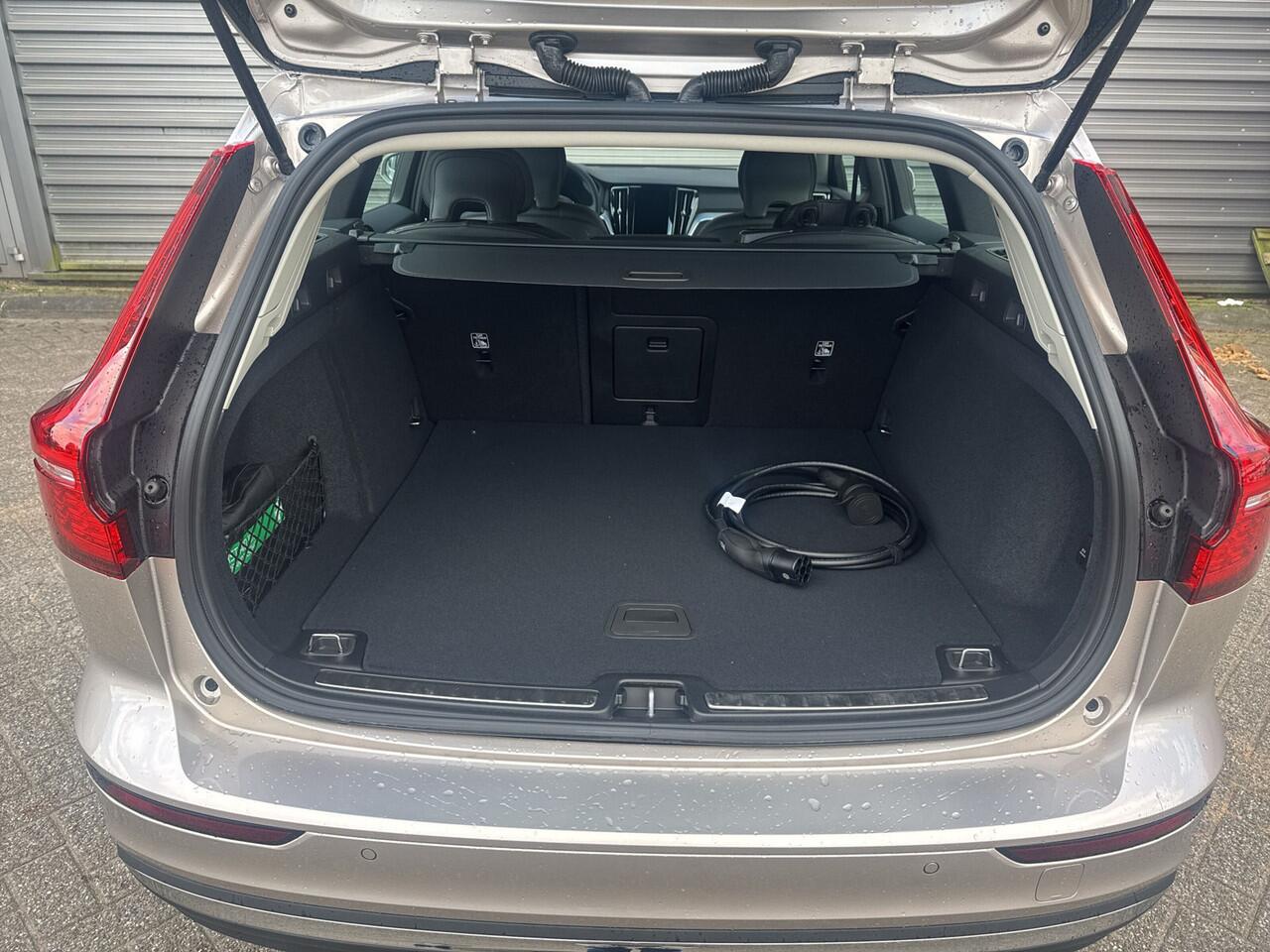 Volvo V60 T6 Plug-in hybrid AWD Essential Edition / VOORAAD AKTIE PRIJS /