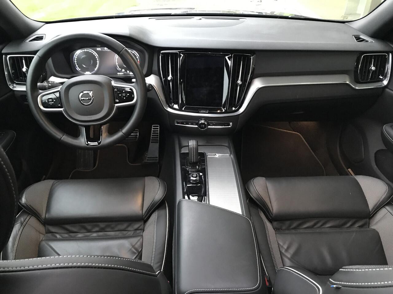 Volvo V60 2.0 B3 R-Design Automaat | Rijklaar incl 12 mnd Bovag | Panoramadak Trekhaak Keyless Carplay/Android