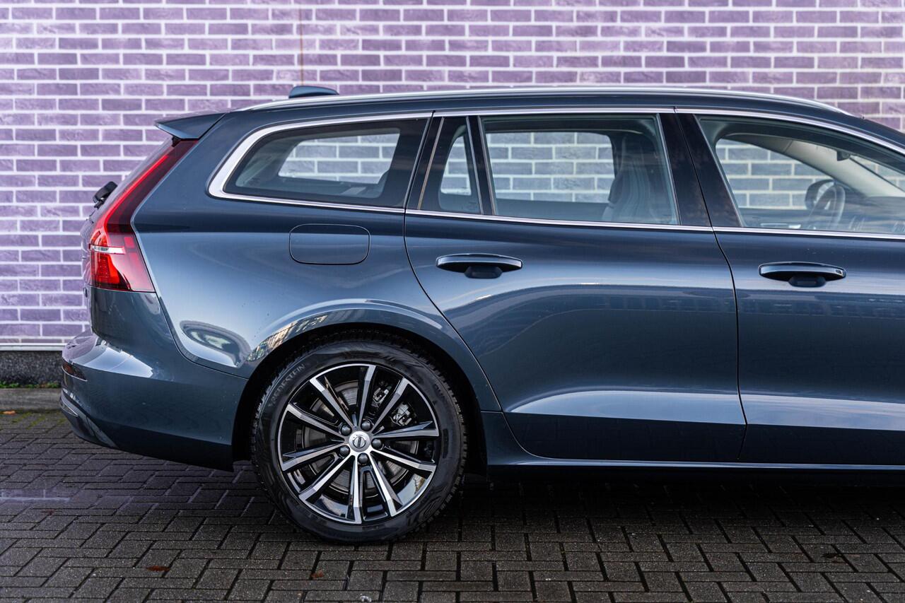 Volvo V60 2.0 T6 Plug-in hybrid AWD Essential Bright | Trekhaak | Stoel- / Stuurverwarming | Adaptive Cruise Control | Parkeercamera | Google | Carplay | Volvo On Call |