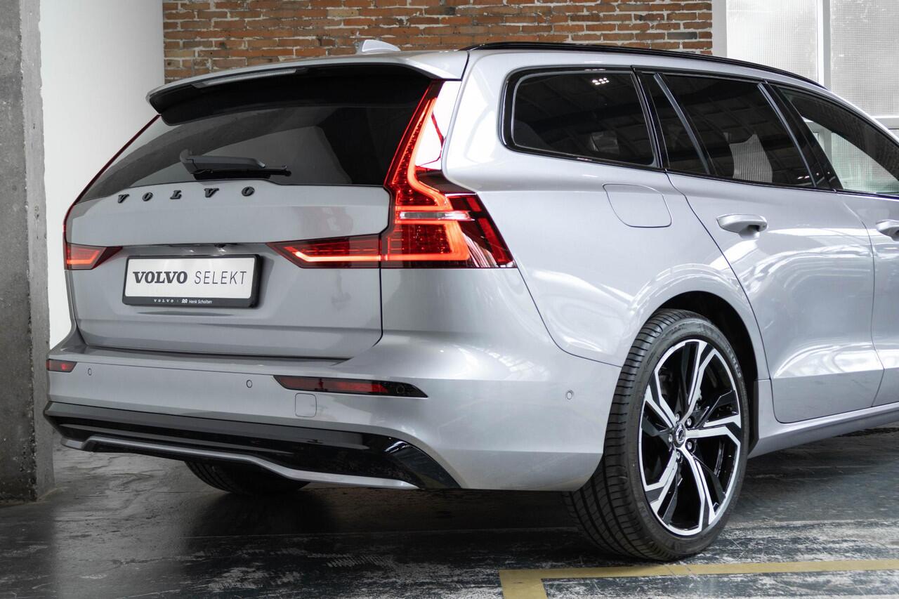 Volvo V60 T6 Plug-in hybrid AWD Plus Dark Panorama Schuif/Kanteldak | 360° Parkeercamera | Head-Up Display | Stoelverwarming | Google Infotainment | Parkeersensoren voor + achter | 19" 5-Spaaks Black / Diamond Cut velgen | Longe Range |