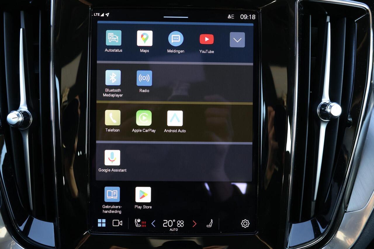 Volvo V60 B3 Essential Edition - IntelliSafe Assist & Surround - Parkeercamera achter - Verwarmde voorstoelen, stuur & achterbank - Parkeersensoren voor & achter - Draadloze tel. lader - High Performance audio - Elektr. inklapbare trekhaak - 18' LMV