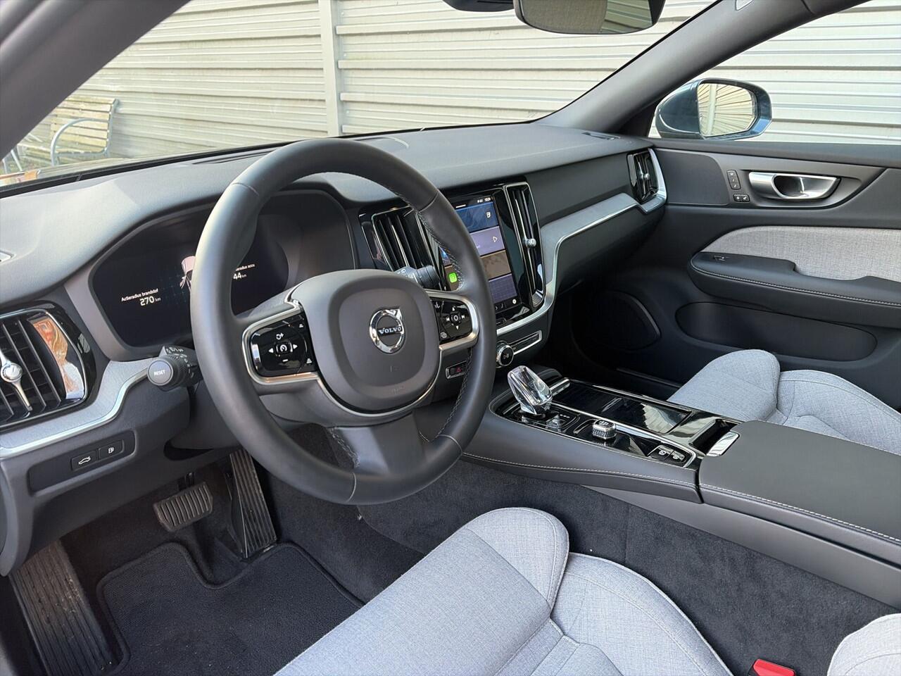 Volvo V60 T6 350PK Automaat Recharge AWD Plus Bright | ACC | Panoramadak | 360 camera | Stuurverwarming | 19"LMV | Elektr. stoel