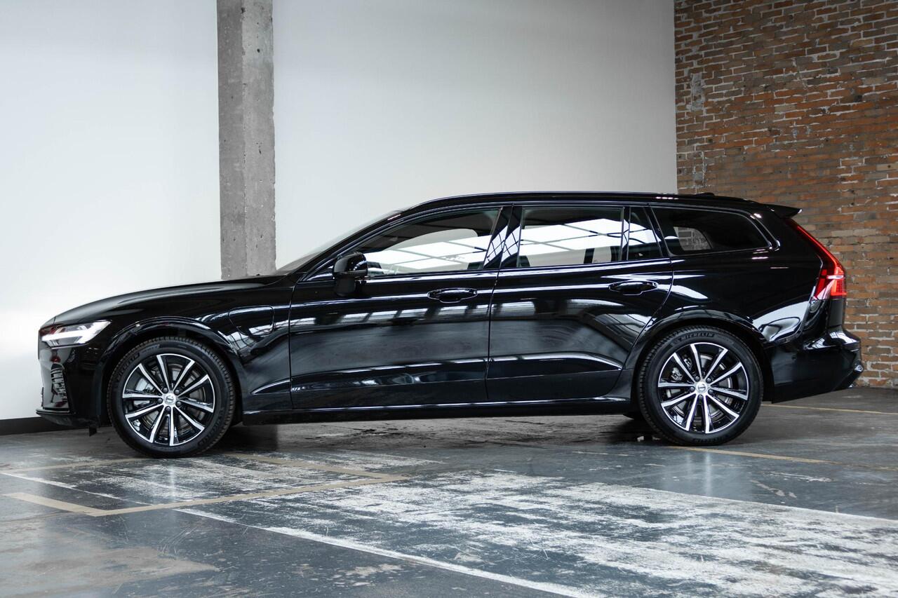 Volvo V60 T6 Plug-in hybrid AWD Plus Dark | Adaptive Cruise Control | 360° Parkeercamera | BLIS | Stoelverwarming | Stuurwielverwarming | Wegklapbare trekhaak | Harman Kardon Premium Audio | Google infotainment