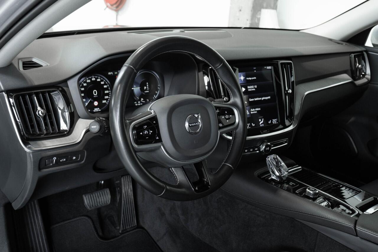 Volvo V60 T6 Twin Engine AWD Inscription | Panoramadak | Stoelverwarming | Parkeersensoren voor + achter | Parkeerverwarming | Comfortstoelen | Navigatie | Lederen Bekleding |