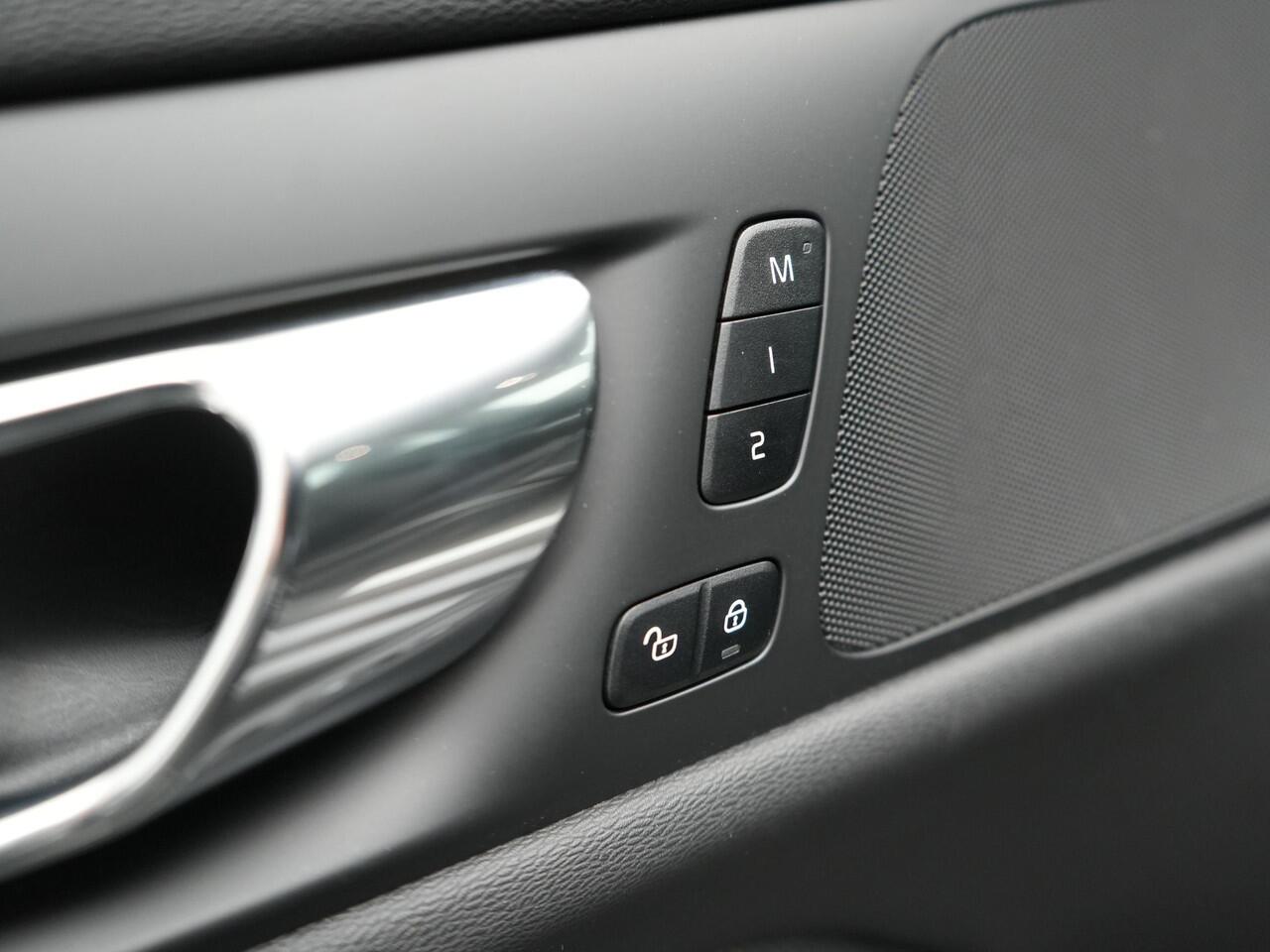 Volvo V60 B4 R-Design Automaat 198pk | Panodak | Adaptive Cruise | Camera | Lederen Sportstoelen Memory & Verwarmd | Pilot Assist | Blis | Navigatie | Stuurverwarming | Virtual | DAB |