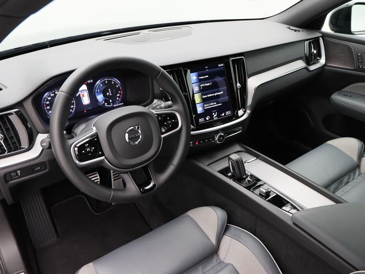 Volvo V60 2.0 B4 R-Design Automaat | Mild Hybrid | Full LED | Leder | Sportstoelen | 19 Inch | Privacy Glass | 360 Camera | Harman/Kardon | Elektrische Achterklep