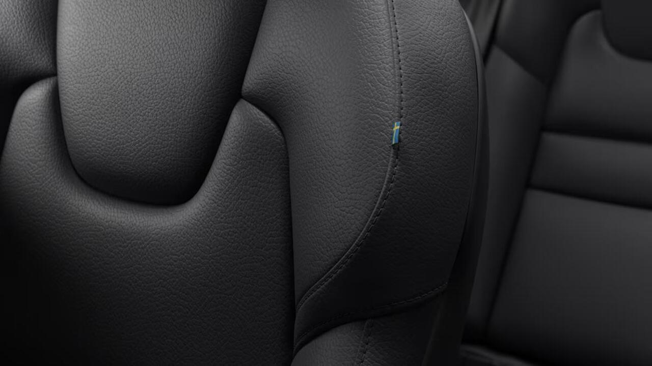 Volvo V60 T8 Plug-in hybrid AWD Plus Perform. Ed. Dark | Dec. 2025 Leverbaar | Panoramisch Schuif-/Kanteldak | Polestar Performance | Adaptieve Cruise Control | BLIS | 360 Graden Camera | Extra Getint Glas | 19 Inch Lichtmetalen velgen | Harman Kardon Premium Sound