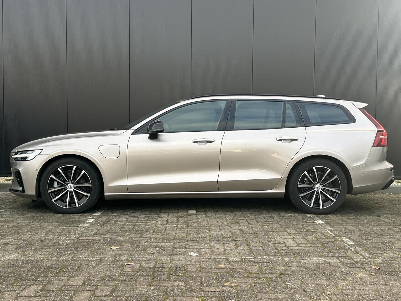 Volvo V60 2.0 T6 Plug-in hybrid AWD Plus Dark Adaptieve cruise control / BLIS / 360 camera / elektr. verst. Contourstoelen / stuur-,stoel-, voorruit verw. / Harman Kardon audio / Trekhaak / Keyless drive / All season banden
