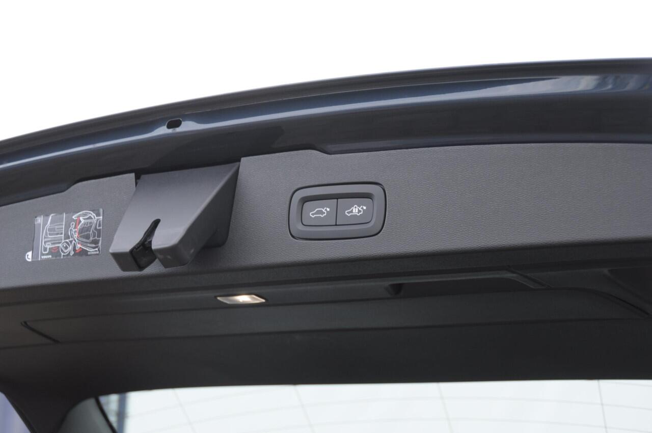 Volvo V60 T6 350PK Automaat AWD Plus Dark / Adaptive cruise control / Elektrische stoelen / Harman Kardon audio / Trekhaak / Pilot assist / BLIS / Stoel en stuur verwarming / Elektrische achterklep / Parkeersensoren met 360 camera / Google infotainment