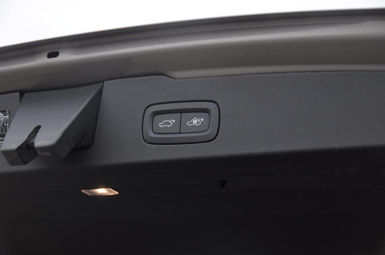 Volvo V60 T6 340PK Automaat Recharge AWD Inscription / Panoramadak / BLIS / Parkeersensoren met camera / Elektrische achterklep / Stoel - en stuurwielverwarming / Getint glas / Adaptieve cruise control