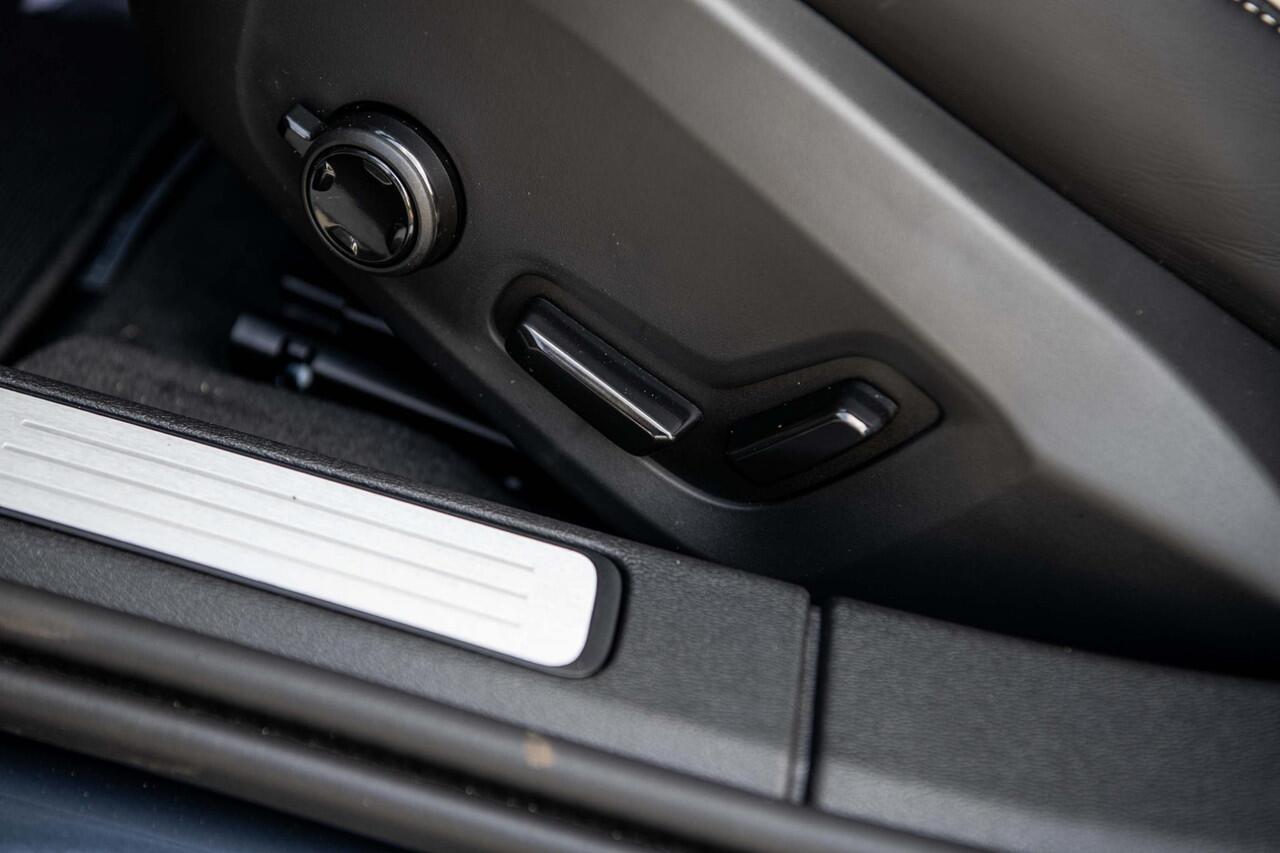 Volvo V60 2.0 T6 Plug-in hybrid AWD Plus Dark | Panoramadak | 19" | Getint glas | harman/kardon | Verwarmde voorruit | Exterior Styling | Black Pack