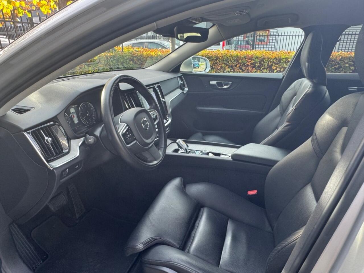 Volvo V60 2.0 B3 Autom. Inscription + Camera. + Leder + 18 inch Lmv - Full options 2022!