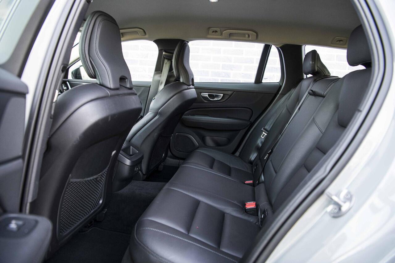 Volvo V60 2.0 B3 Essential Edition | Sport Pack | 19" Black Edition Velgen | Leder | Adaptieve Cruise Control | Stoelverwarming | Park Assist |