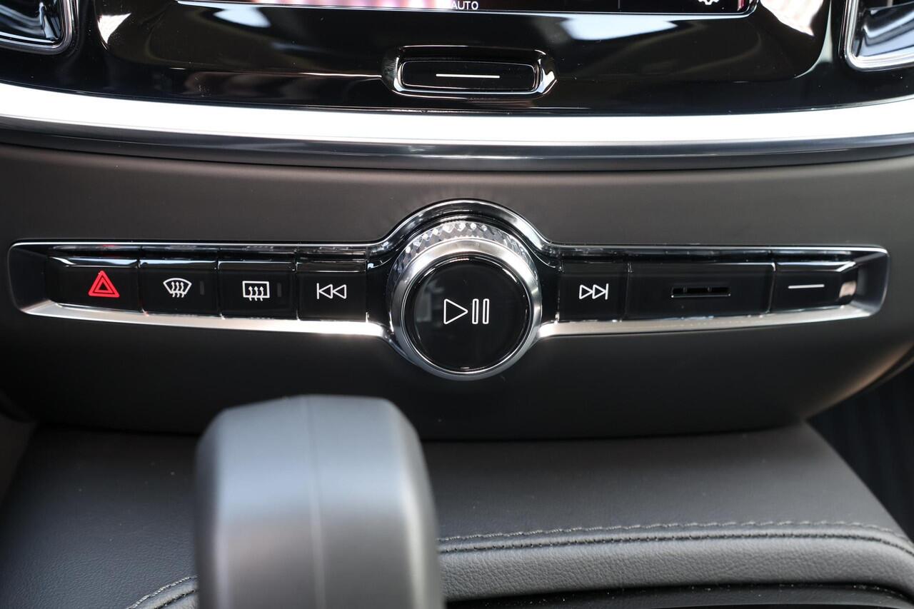 Volvo V60 T6 Recharge Essential - IntelliSafe Assist & Surround - Parkeercamera achter - Lederen Bekleding - Verwarmde voorstoelen, stuur & achterbank - Parkeersensoren voor & achter - Elektr. verstelbare lendesteunen - 19' LMV