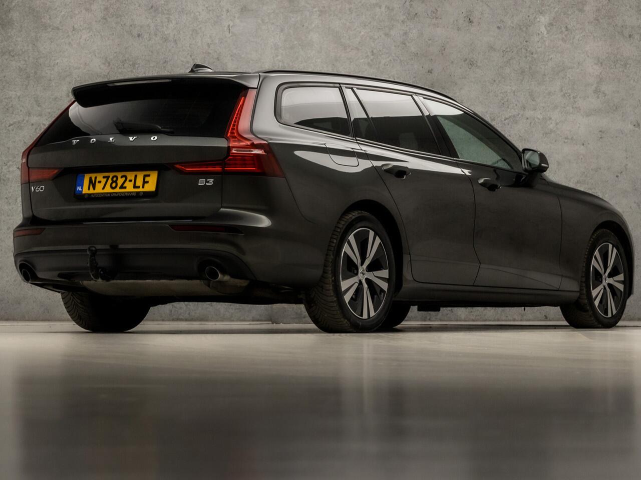 Volvo V60 2.0 B3 Sport 177Pk Automaat (APPLE CARPLAY, GROOT NAVI, GETINT GLAS, TREKHAAK, ADAPTIVE CRUISE, SPORTSTOELEN, KEYLESS, PARKEERSENSOREN, NIEUWSTAAT)