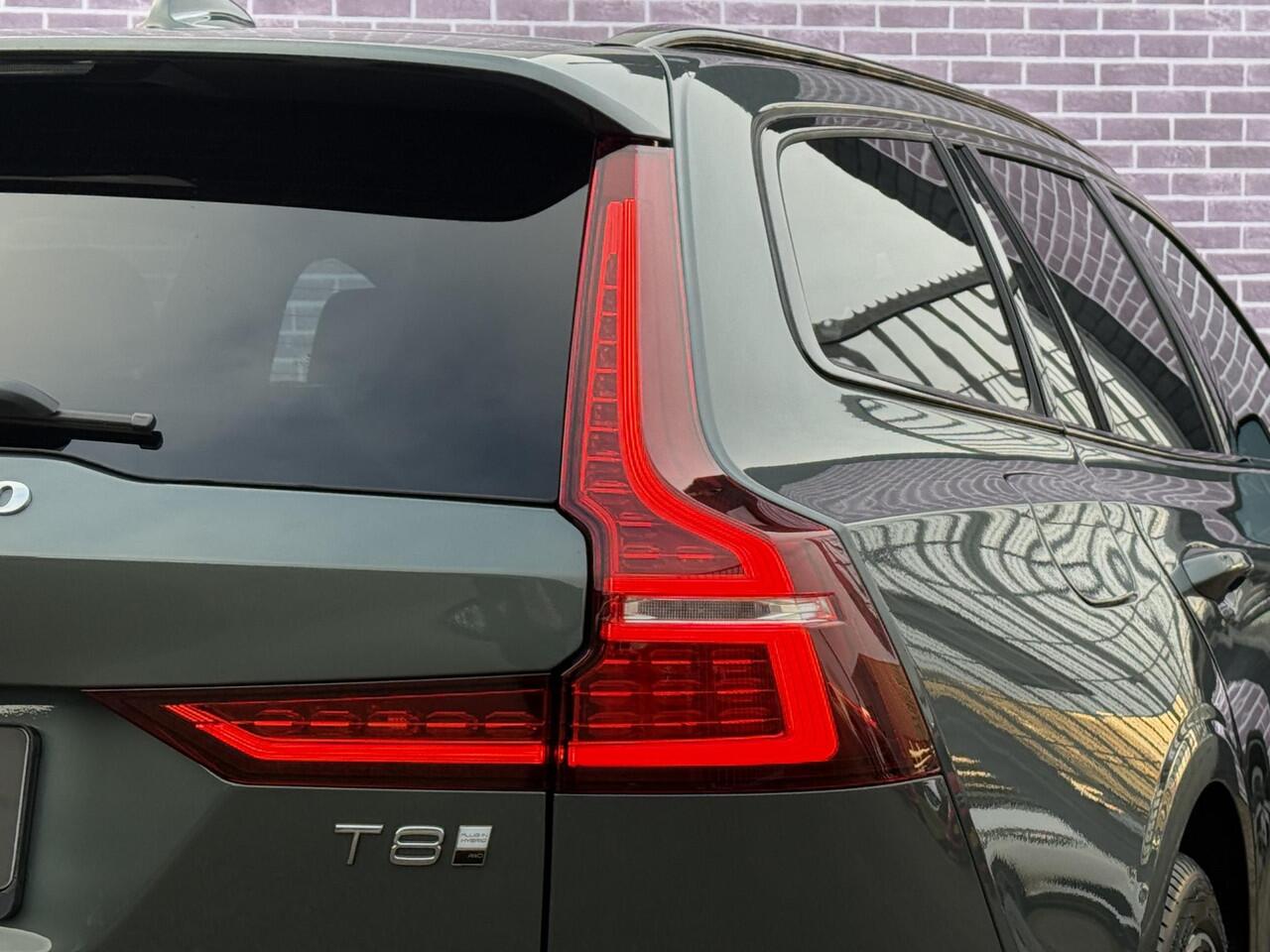 Volvo V60 2.0 T8 Plug-in hybrid AWD Ultra Dark | Bowers & Wilkins | Zwarte hemel | Massage | Stoel ventilatie + Verwarming | Panorama Schuifdak | HUD | Adaptieve Cruise | BLIS | 360° Camera |