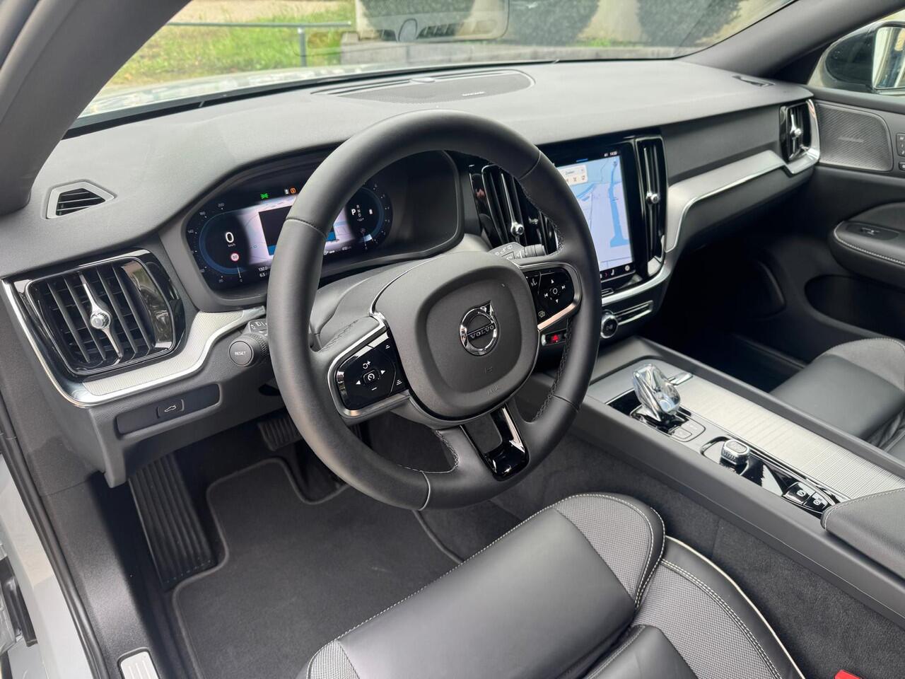 Volvo V60 2.0 B4 Plus Dark, HARMAN/KARDON, LEDER, Elektrische stoelen met geheugen . Neem contact op en we maken een afspraak!
