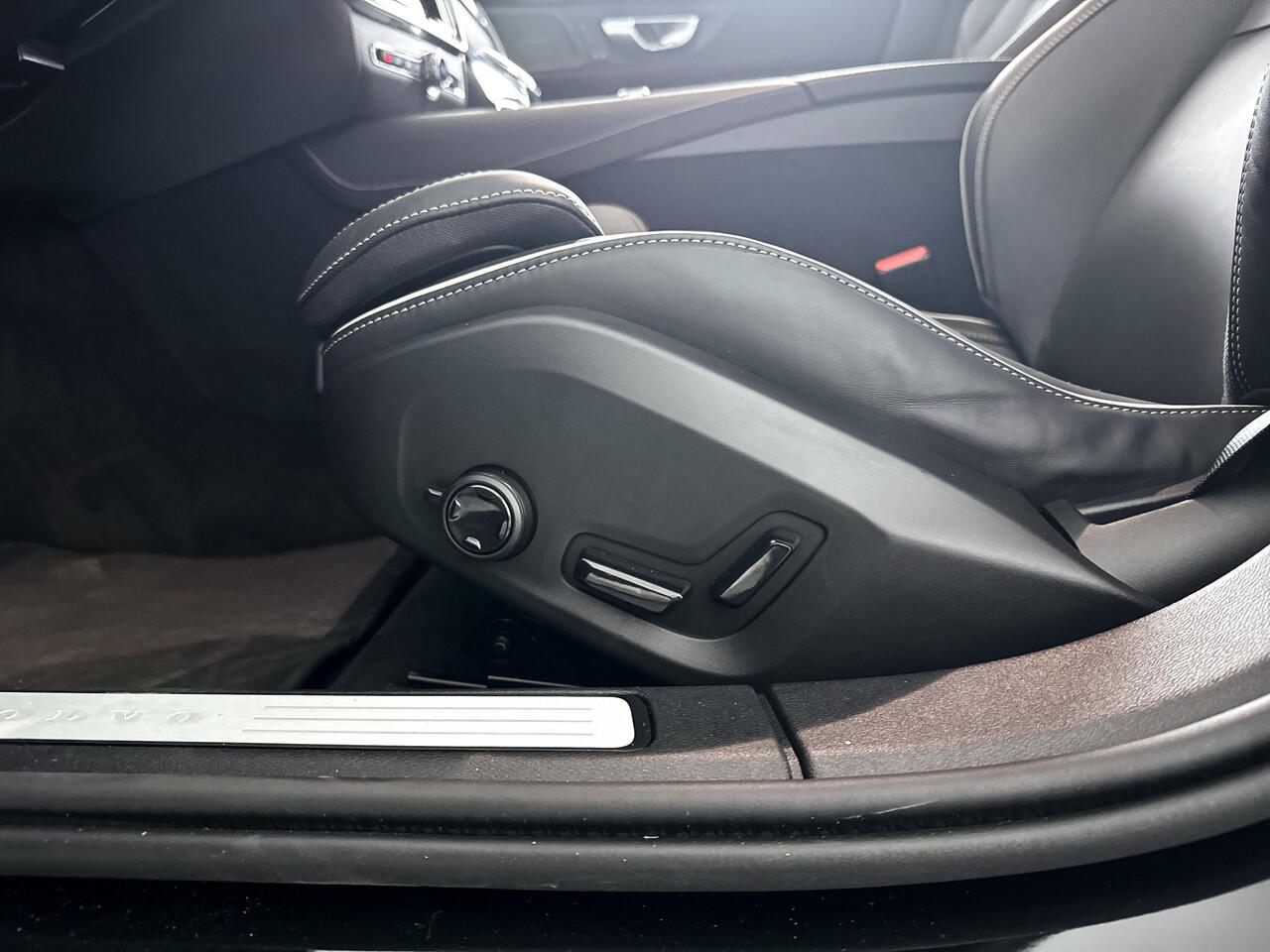 Volvo V60 T6 AWD Plus Dark | 360° camera | Harman Kardon | Stoel- en Stuurverwarming | Trekhaak