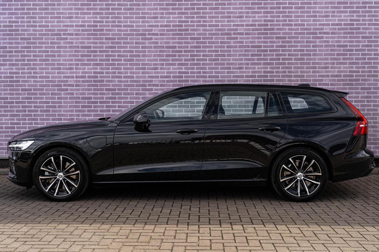 Volvo V60 2.0 T6 Plug-in hybrid AWD Plus Dark | Trekhaak | Harman Kardon | 360º Camera | Verwarmbare voorruit | Stoel- / Stuurverwarming Voor + Achter | Adaptive Cruise | Dodehoekdetectie | Verwarmbare voorruit | Power seats