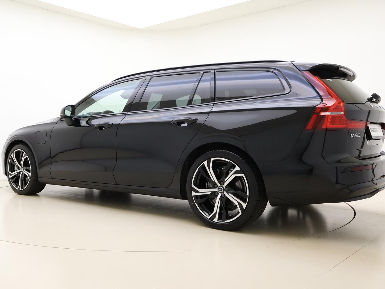Volvo V60 T6 350pk AWD Ultra Dark / Panorama dak / Harman en Kardon Audio / Elektr. stoelen met geheugen / HUD / 19'' velgen / Lederen dashboard /