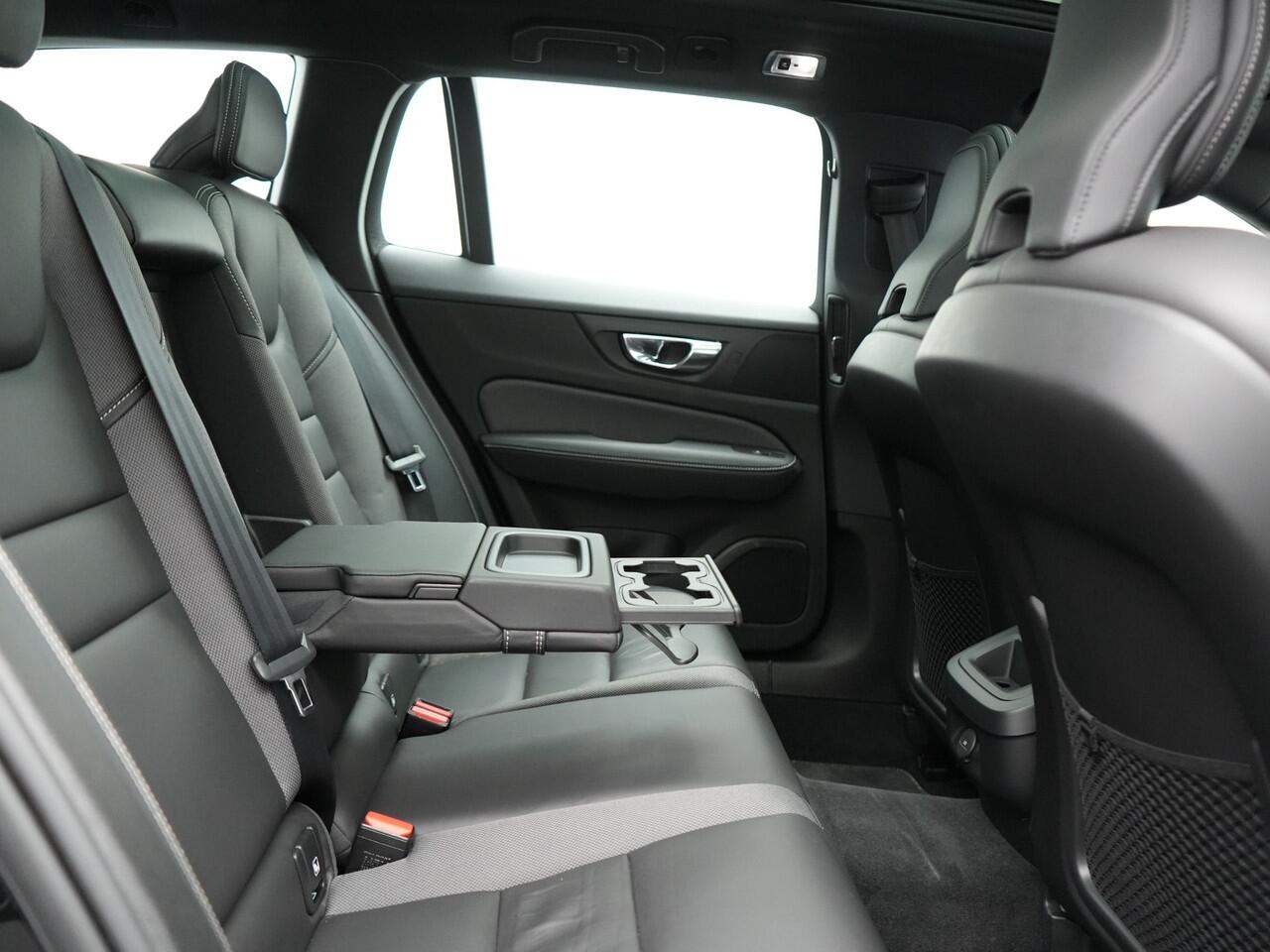 Volvo V60 B4 R-Design Automaat 198pk | Panodak | Adaptive Cruise | Camera | Lederen Sportstoelen Memory & Verwarmd | Pilot Assist | Blis | Navigatie | Stuurverwarming | Virtual | DAB |