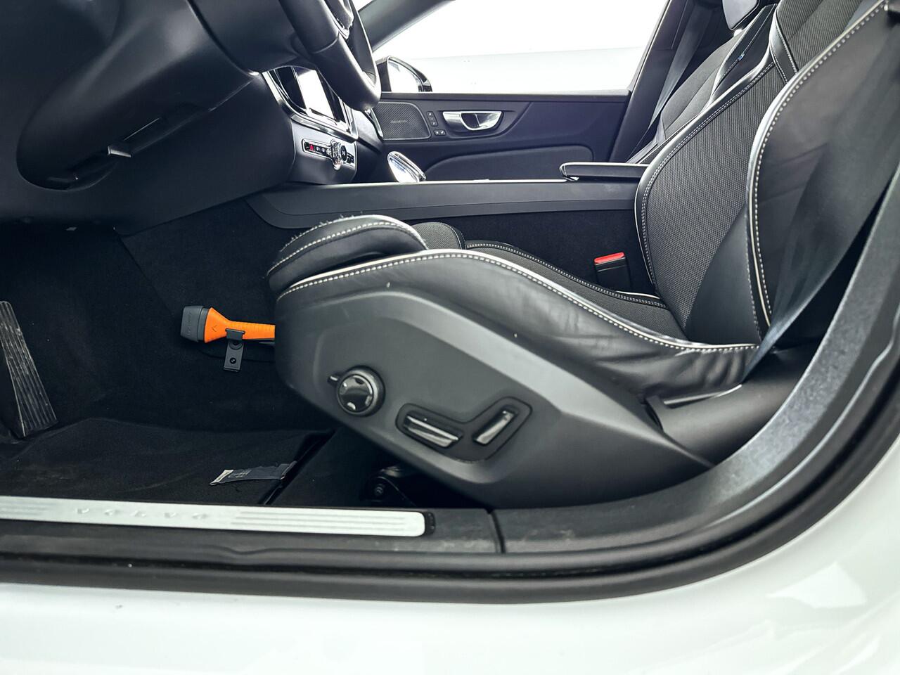 Volvo V60 B4 Aut. Plus Dark | Panoramadak | 360º camera | Harman Kardon | Trekhaak | Stoel- stuurverwarming