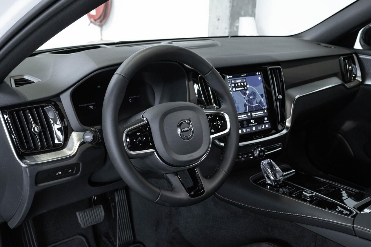 Volvo V60 T6 Plug-in hybrid AWD Plus Dark | Head-Up Display | Schuif/Kantel Panoramadak | Harman Kardon Premium Audio | Nappa Lederen Contourstoelen | 360º Camera | Keyless