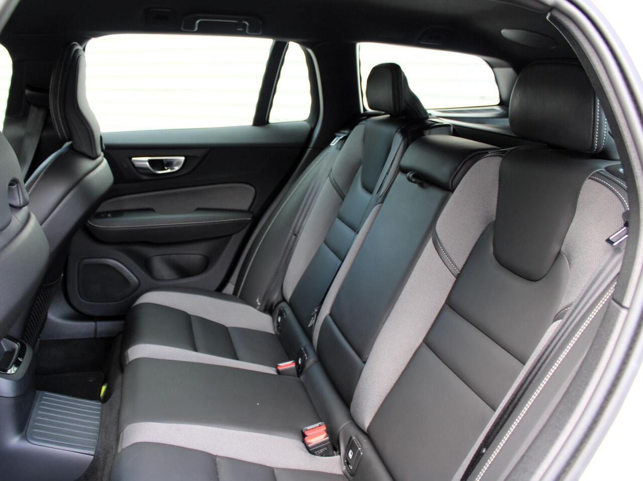 Volvo V60 2.0 T6 Plug-in hybrid AWD Plus Dark Automaat / 360* camera / Trekhaak / Verwarmd voorruit / Long range accu / All season banden