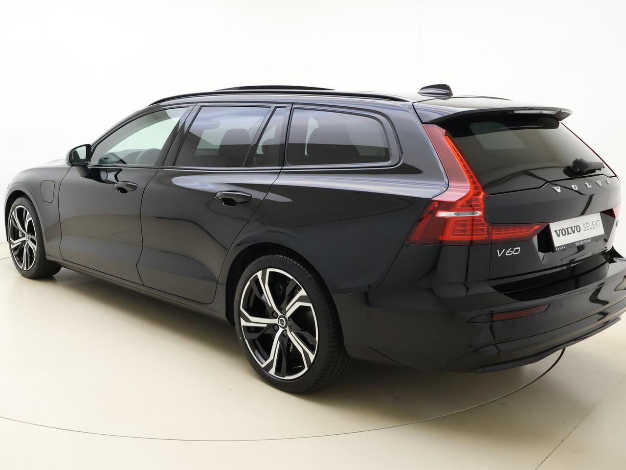 Volvo V60 T6 350pk AWD Ultra Dark / Panorama dak / Harman en Kardon Audio / Elektr. stoelen met geheugen / HUD / 19'' velgen / Lederen dashboard /