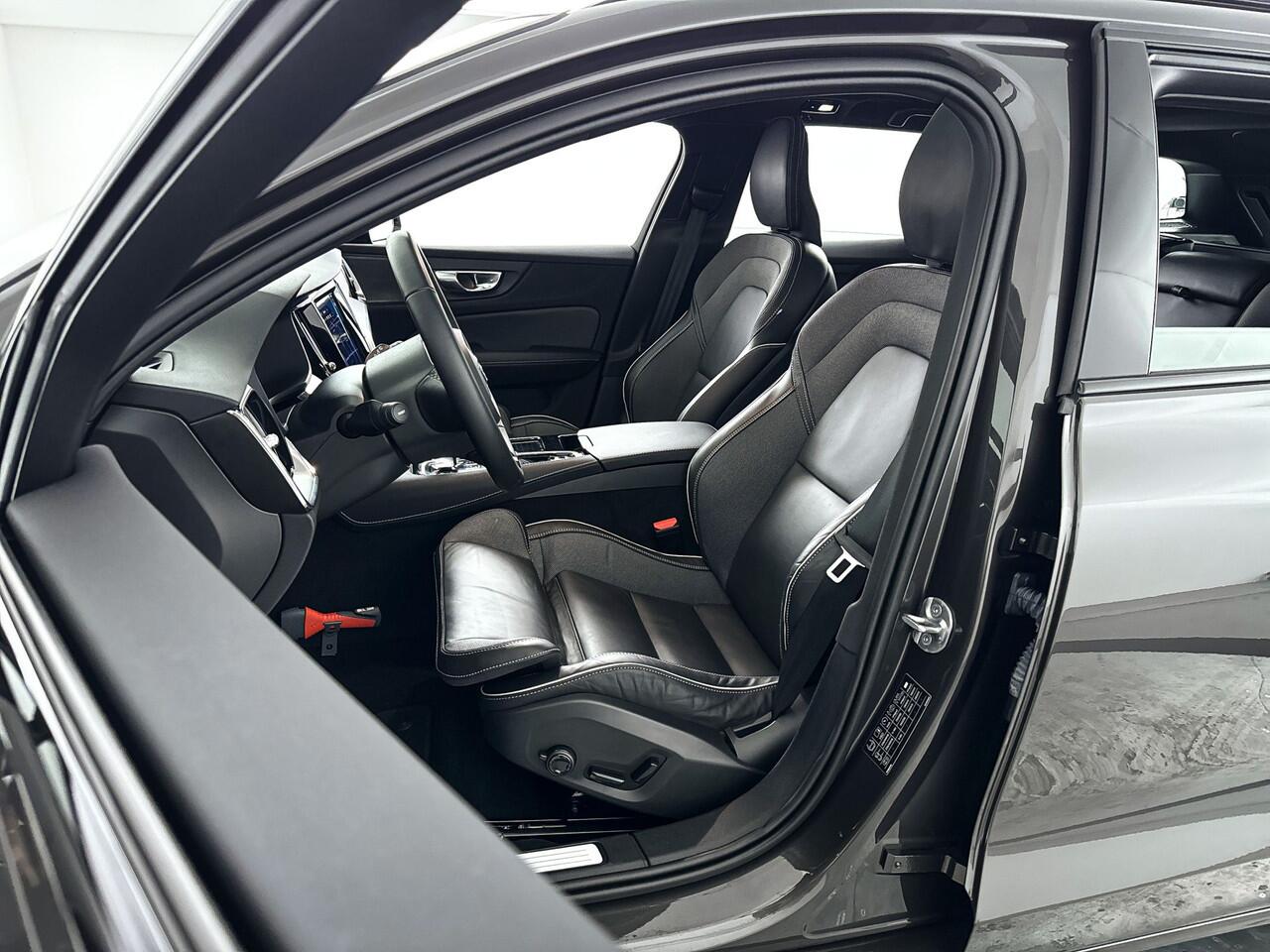 Volvo V60 T6 Recharge Aut. AWD Plus Dark | Panoramadak | 360° camera | Harman Kardon | Trekhaak | Stoel- stuurverwarming