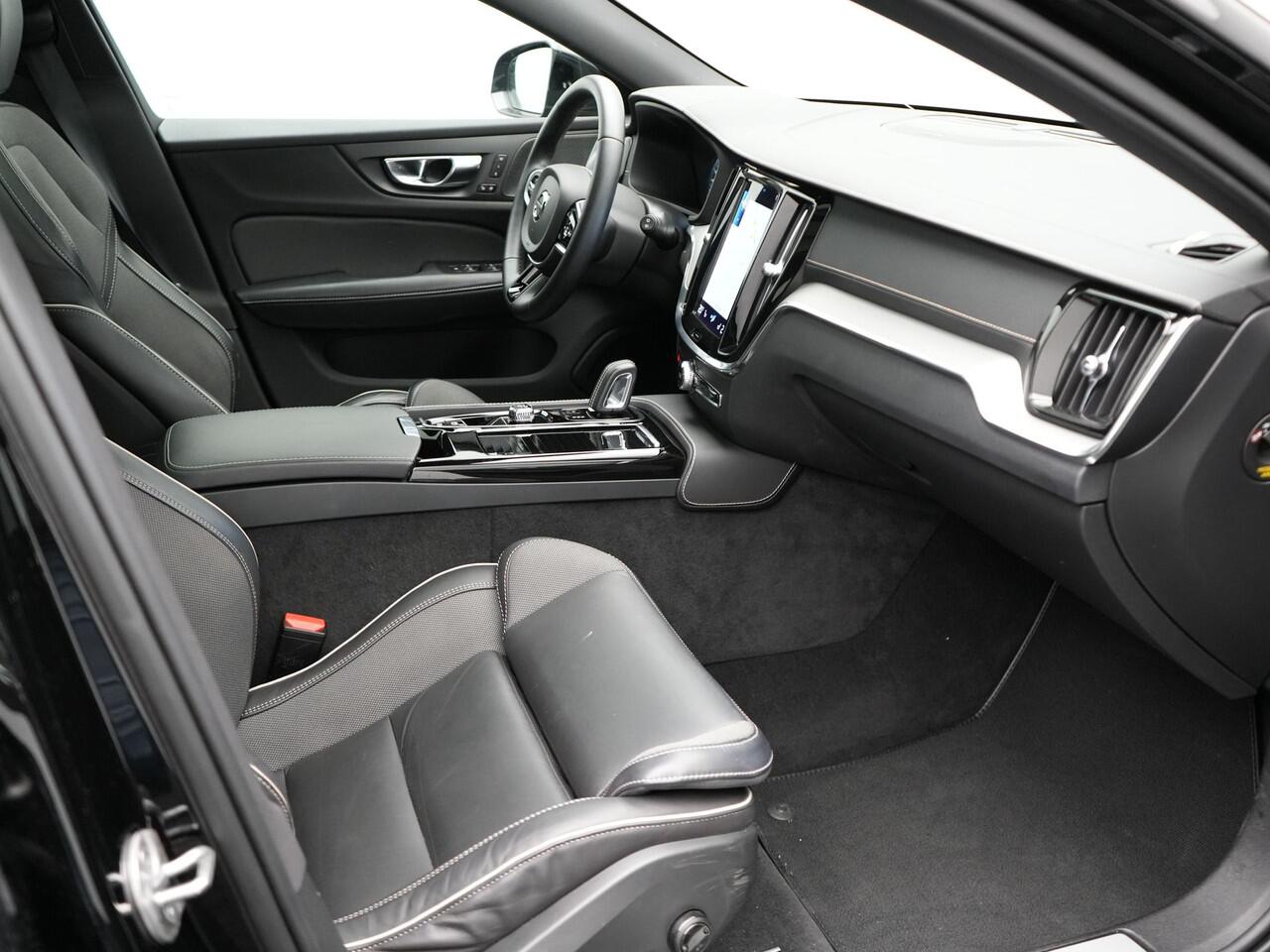 Volvo V60 T6 Recharge AWD R-Design LONG RANGE Plug In Hybrid Dealer O.H. PHEV | Panodak | Lederen Sportstoelen Memory | Harman Kardon | Apple Carplay | Navigatie | Camera | L.M. 19" | DAB | Virtual |