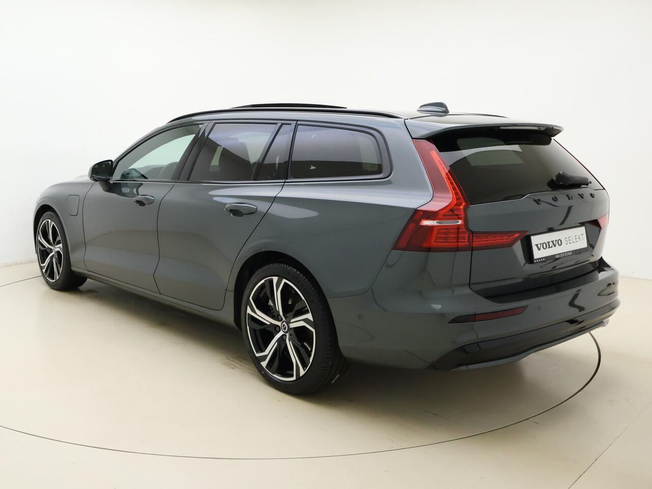 Volvo V60 T6 350pk AWD Plus Dark / ¤4300,- Voorraadkorting / Panoramisch dak / Head-up display / Keyless / 360Camera / H&K Audio / Sportstoelen.
