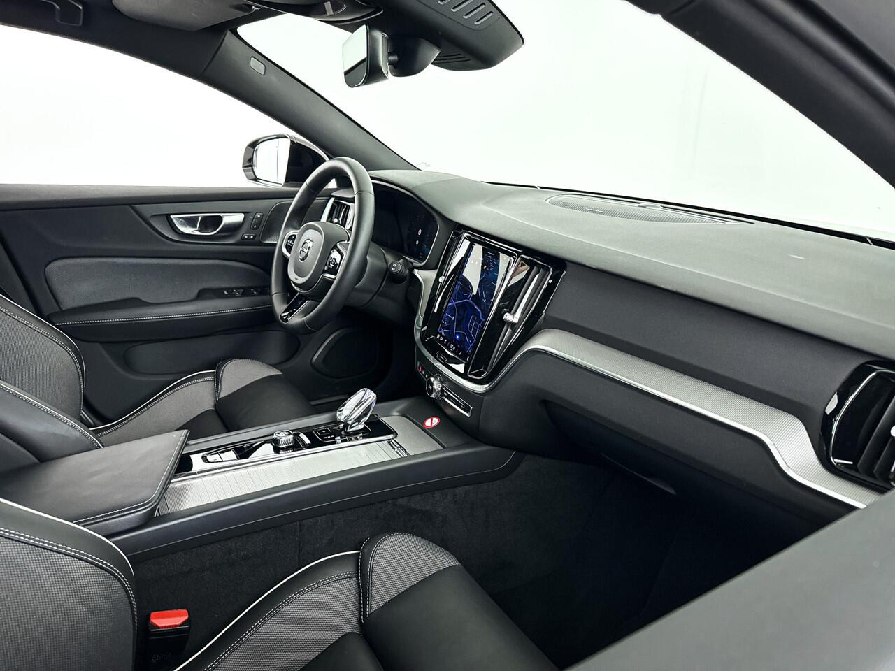 Volvo V60 B4 Aut. Plus Dark | Panoramadak | 360º camera | Harman Kardon | Trekhaak | Stoel- stuurverwarming