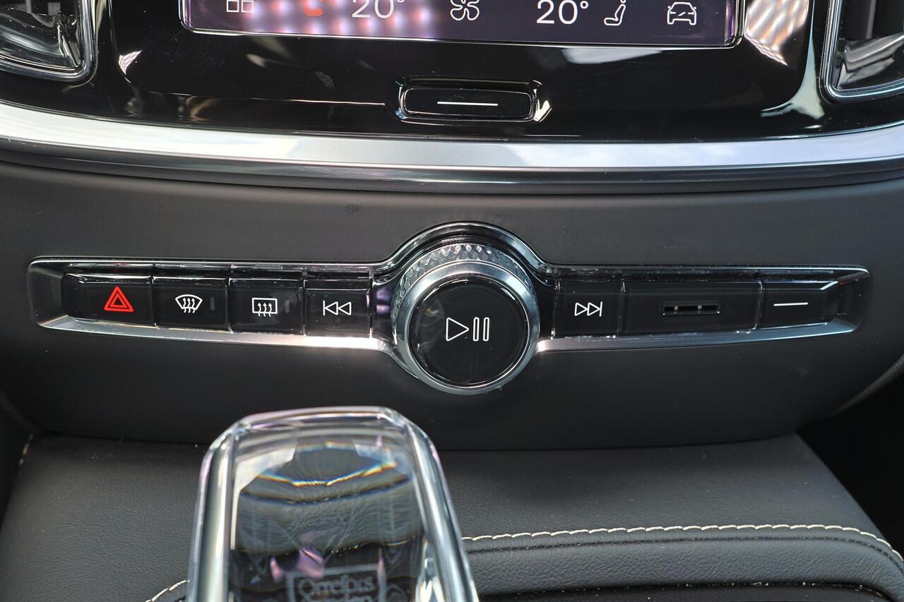 Volvo V60 T6 Plug-in hybrid AWD Plus Dark - IntelliSafe Assist & Surround - Parkeercamera achter - Verwarmde voorstoelen, stuur & achterbank - Parkeersensoren voor & achter - Elektr. bedienb. voorstoelen met geheugen - 19' LMV