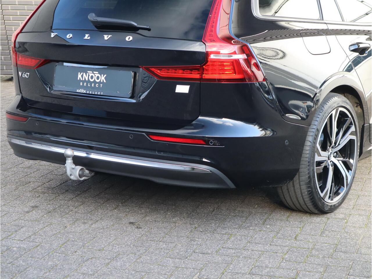 Volvo V60 2.0 T8 Plug-in hybrid AWD Ultimate Bright Automaat / Navigatiesysteem / Panoramadak / Trekhaak / Head-Up Display / Leder / Harman Kardon / Stoelverwarming / Achteruitrijcamera / Extra Getint Glas
