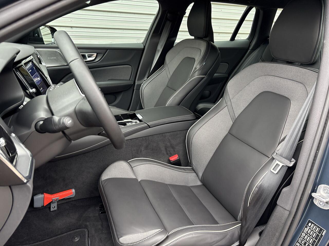 Volvo V60 T6 Plug-in hybrid AWD Plus Dark / Rondomzichtcamera / Elektr. inklapbare trekhaak / Harman/Kardon /