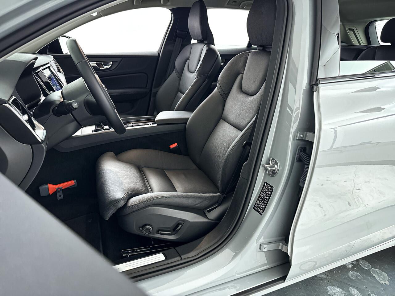 Volvo V60 B4 Aut. Plus Dark | Parkeercamera | Stoel- en stuurverwarming | Trekhaak